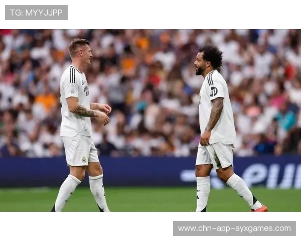 皇马教练决策受名宿质疑，媒体争论不停