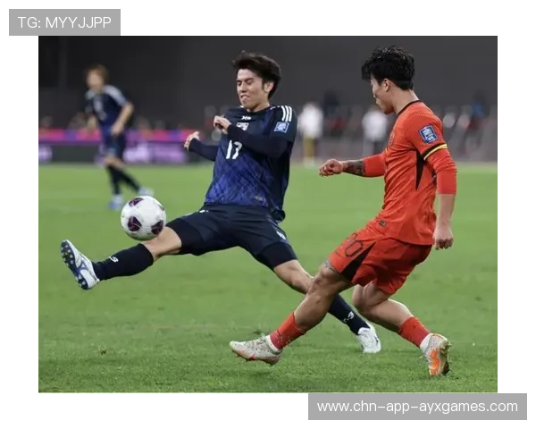 球队进行高强度小组对抗，教练强调拼抢意识