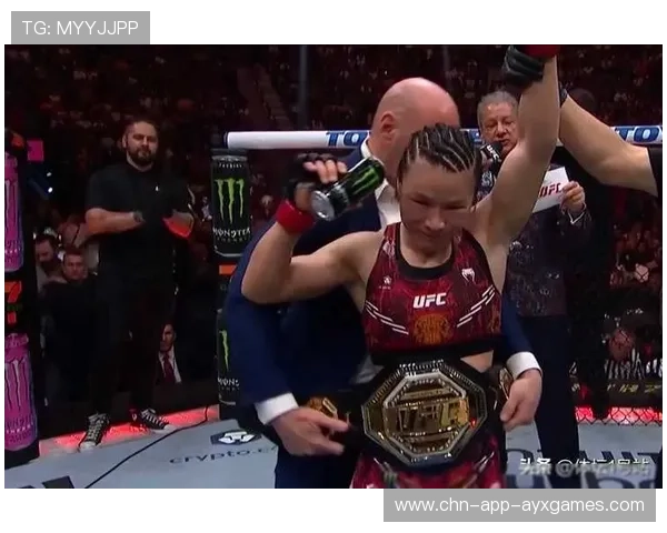 UFC选手强势三连踢：极限瞬间的壮丽演绎