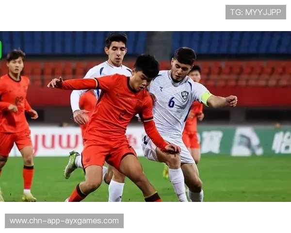 上海海港对抗赛强度爆表,杨希滑铲断球引发欢呼 上海海港对抗赛强度爆表,杨希滑铲断球引发欢呼
